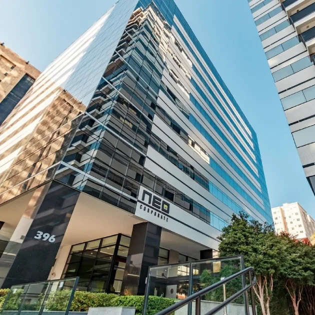 Fachada envidraçada do edifício corporativo onde fica o escritório
