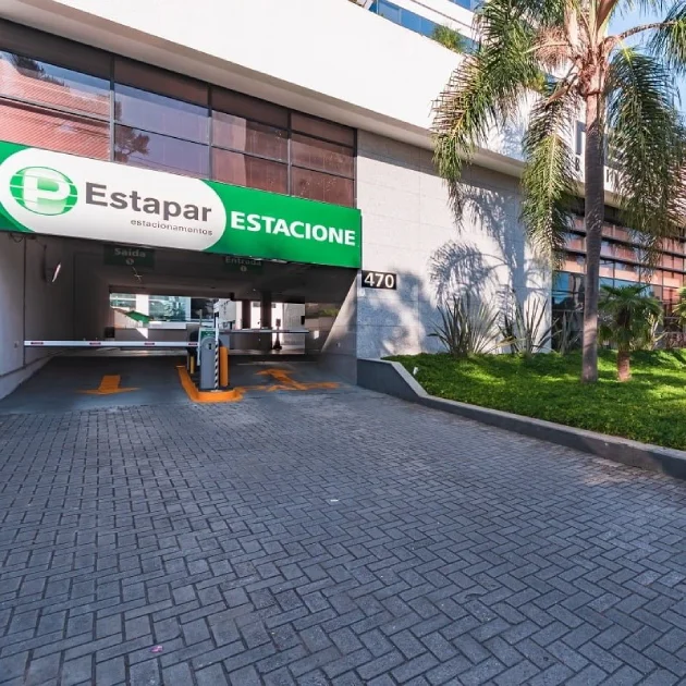 Entrada do estacionamento coberto do edifício